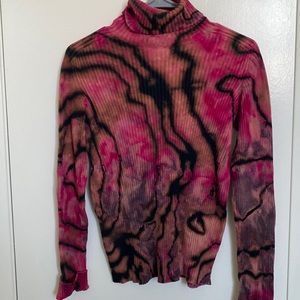 New York and company cotton ribbed turtle neck tie dye shirt